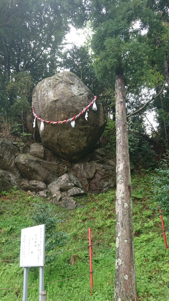 石巻市の神社にある巨大な磐座（いわくら）と注連縄」